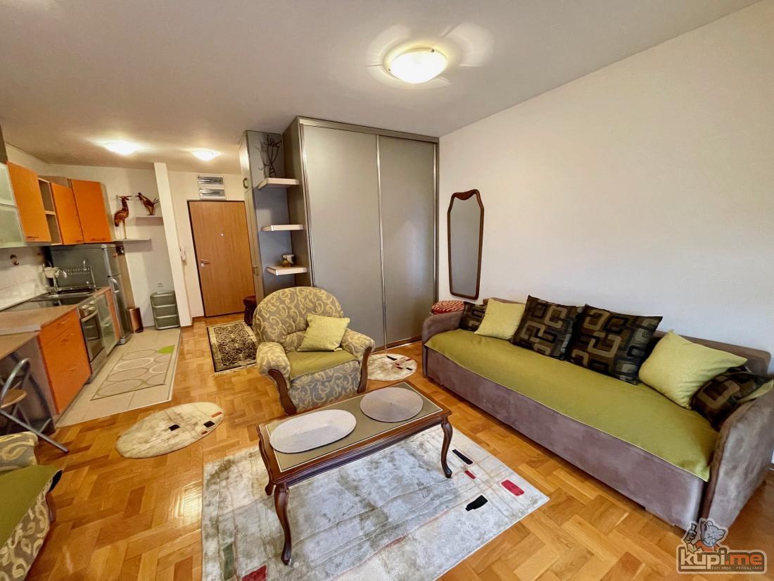 Izdajem namjestenu garsonjeru u Toloskim apartmanima sa parkingom