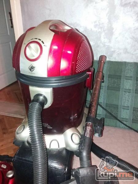 Usisivac 2700W na vodi praktican moze i na suvom